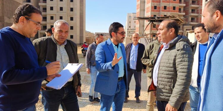 وزير الإسكان يتابع موقف توفيق الأراضي المضافة للعبور الجديدة..ووحدات سكن لكل المصريين