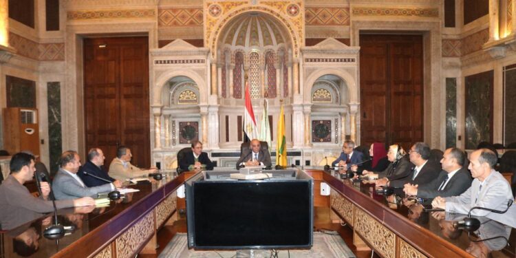 مركز بحوث الصحراء وجامعة هليوبوليس يناقشان سبل التعاون في الزراعة المستدامة