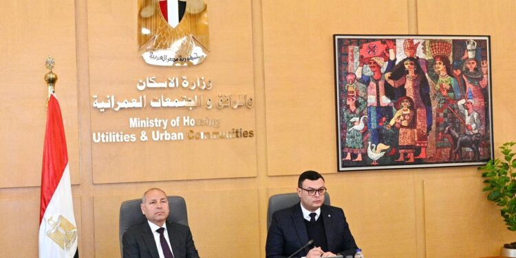 وزير الإسكان ومحافظ القاهرة يترأسان اجتماع اللجنة التيسيرية لمشروع تطوير منطقة مثلث ماسبيرو