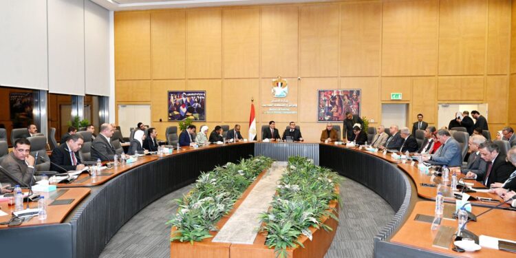وزير الإسكان يعقد اجتماعا مع عدد من أعضاء مجلسي «النواب والشيوخ» لبحث مطالب دوائرهم