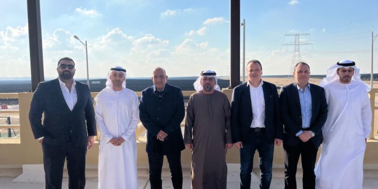 وزير الكهرباء يزور محطة الظفرة للطاقة الشمسية ويبحث مع مسئولي شركة «مصدر» الإماراتية سبل دعم وتعزيز التعاون فى مجالات الطاقة النظيفة