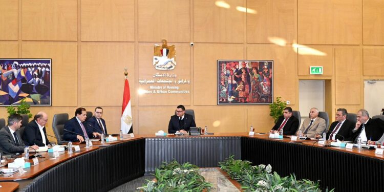 وزير الإسكان يلتقي مجموعة من المطورين وممثلي الكيانات العاملة بإقليم الساحل الشمالي الغربي