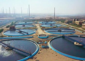 وزير الإسكان يستعرض مشروعات الشركة القابضة لمياه الشرب والصرف الصحي في 2024