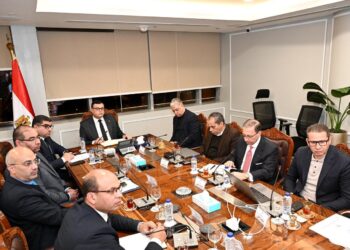 وزير الإسكان يعقد اجتماعا مع شركة «أكور العالمية» لمتابعة الأعمال بفنادق منطقة الأعمال المركزية بالعاصمة الإدارية الجديدة