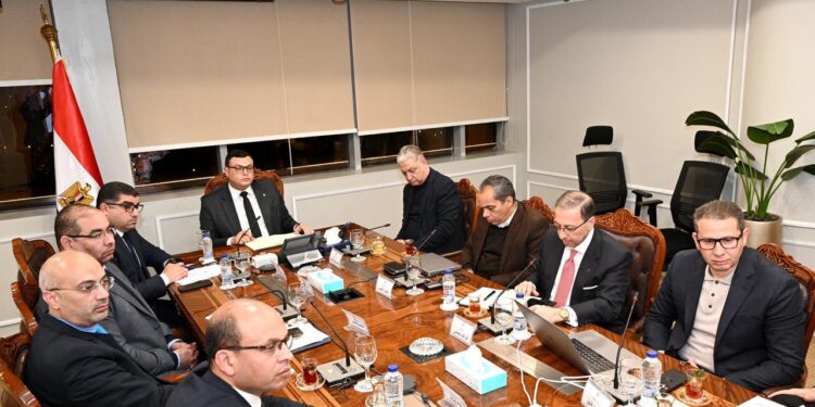 وزير الإسكان يعقد اجتماعا مع شركة «أكور العالمية» لمتابعة الأعمال بفنادق منطقة الأعمال المركزية بالعاصمة الإدارية الجديدة