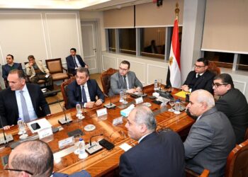 وزير الإسكان يستعرض الخطة التسويقية لأحد مشروعات هيئة المجتمعات العمرانية الجديدة بالعاصمة الإدارية