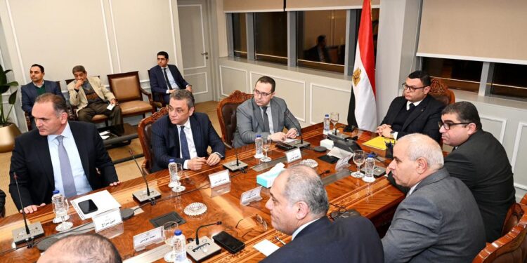 وزير الإسكان يستعرض الخطة التسويقية لأحد مشروعات هيئة المجتمعات العمرانية الجديدة بالعاصمة الإدارية