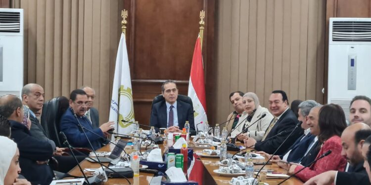 في إجتماع شارك فيه ممثلي وزارة البيئة واليونيدو لمراجعه حملة «بدلها» .. شعبه البلاستيك تطالب بالتنسيق مع الصناع وأخذ مصالحهم في الإعتبار