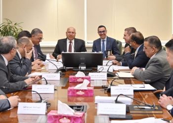  وزير الصناعة يبحث مع وزير الاستثمار والتجارة الخارجية معايير الموافقة على إنشاء المناطق الحرة الخاصة الجديدة