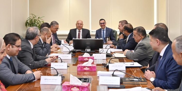 وزير الصناعة يبحث مع وزير الاستثمار والتجارة الخارجية معايير الموافقة على إنشاء المناطق الحرة الخاصة الجديدة