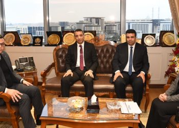 وزير الإسكان ومحافظ السويس يتابعان عدداً من ملفات العمل والمشروعات المشتركة