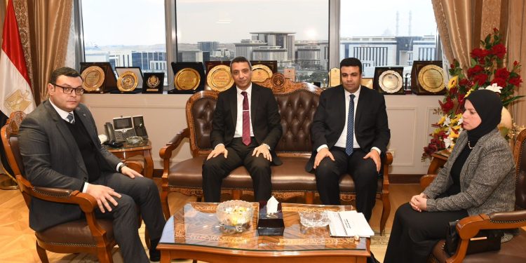 وزير الإسكان ومحافظ السويس يتابعان عدداً من ملفات العمل والمشروعات المشتركة