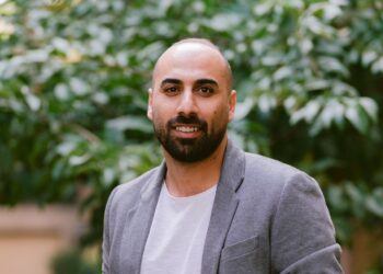 أحمد منصور: قيادة متميزة في إدارة الموارد البشرية