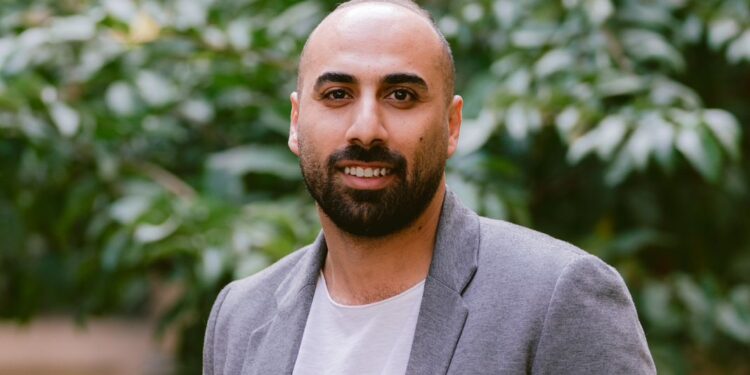 أحمد منصور: قيادة متميزة في إدارة الموارد البشرية