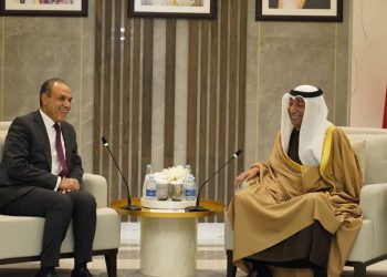 وزير الخارجية يجتمع برئيس غرفة صناعة وتجارة البحرين وعدد من أعضاء مجلس الإدارة من رجال الأعمال والمستثمرين البحرينيين لتعزيز التعاون المشترك 