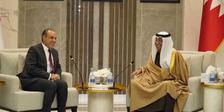 وزير الخارجية يجتمع برئيس غرفة صناعة وتجارة البحرين وعدد من أعضاء مجلس الإدارة من رجال الأعمال والمستثمرين البحرينيين لتعزيز التعاون المشترك