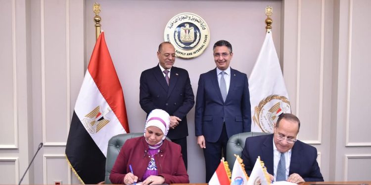 تنفيذًا لتوجيهات رئيس الجمهورية .. وزيرا التموين والعمل يشهدان توقيع بروتوكول تعاون لدعم العمالة غير المنتظمة