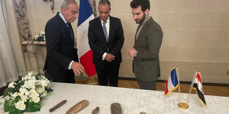 وزير الخارجية يحضر مراسم استرداد قطع اثرية مصرية بمقر السفارة المصرية في باريس