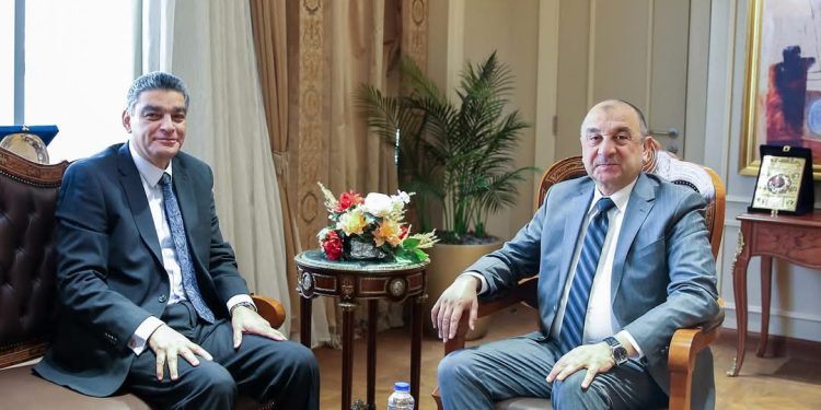 وزير قطاع الأعمال العام يبحث مع رئيس هيئة الشراء الموحد تعزيز التعاون في توفير الأدوية والمستلزمات الطبية