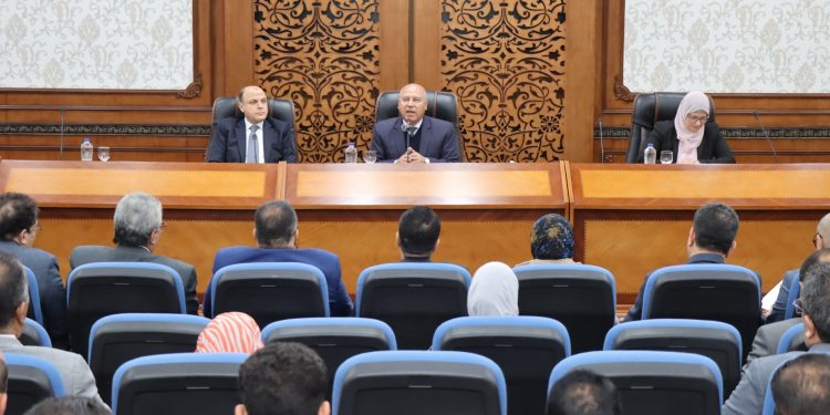 وزير الصناعة يبحث مع محافظ ومستثمري كفر الشيخ تحديات المناطق الصناعية بالمحافظة وسبل حلها