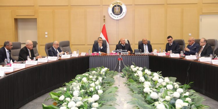 وزير الصناعة يترأس الاجتماع السابع عشر للمجموعة الوزارية للتنمية الصناعية