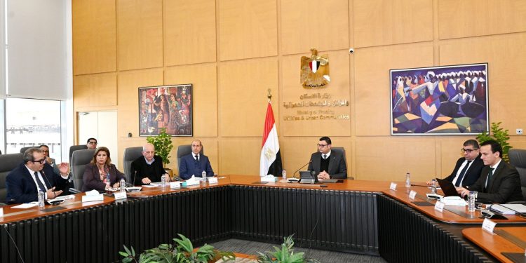 وزير الإسكان يعقد اجتماعا موسعا لمتابعة الموقف التنفيذي لمشروع تطوير موقع التجلي الأعظم