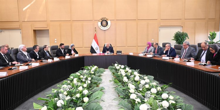 وزير الصناعة يبحث مع وفد من 9 شركات تركية متخصصة في 3 مجالات الاستثمارات الحالية وخططها المستقبلية للتوسع بالسوق المصري