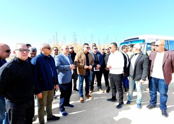 وزير الإسكان يتفقد مشروعات الطرق والوحدات وأعمال البحيرات بـمارينا بالساحل الشمالي