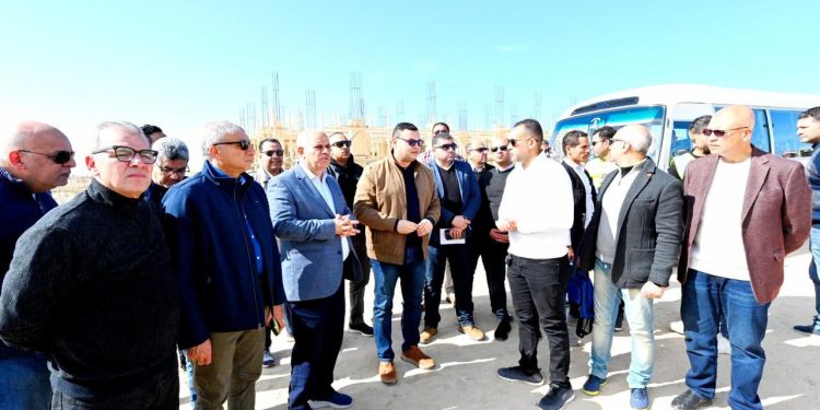 وزير الإسكان يتفقد مشروعات الطرق والوحدات وأعمال البحيرات بـمارينا بالساحل الشمالي