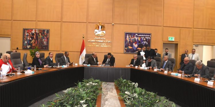 وزير الإسكان يعقد اجتماعه الدوري مع أعضاء مجلسي النواب والشيوخ لبحث مطالب دوائرهم