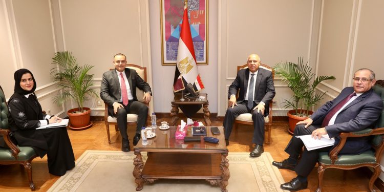 وزير الصناعة يبحث مع سفير دولة قطر بالقاهرة سبل تعزيز التعاون بين البلدين في مجالي الصناعة والنقل