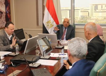 وزير الكهرباء يتابع موقف تسليم الأراضي لإقامة مشروعات الطاقة الشمسية وطاقة الرياح