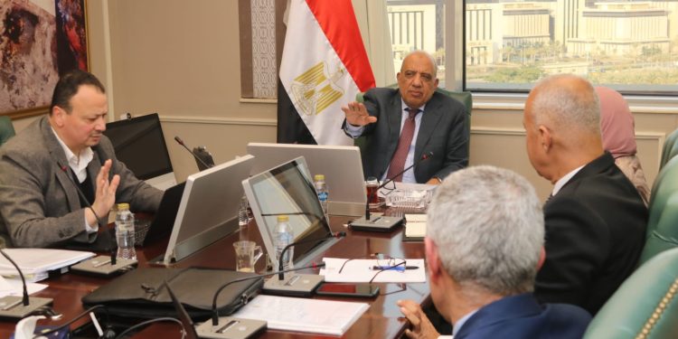 وزير الكهرباء يتابع موقف تسليم الأراضي لإقامة مشروعات الطاقة الشمسية وطاقة الرياح