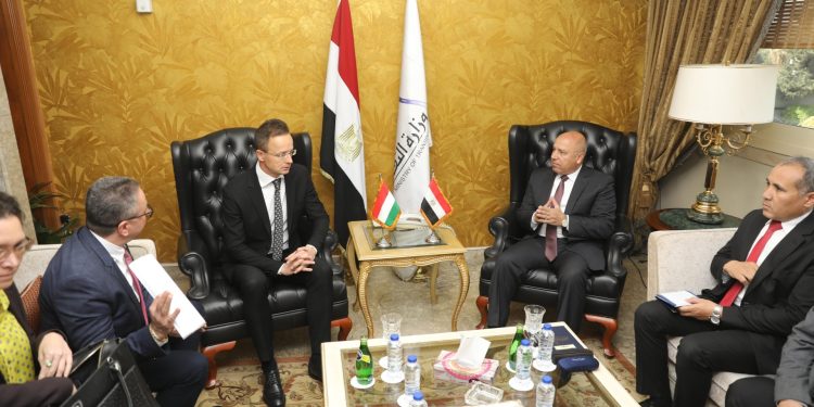 وزير الصناعة يبحث مع وزير الخارجية والتجارة المجري سبل تعزيز التعاون المشترك بين البلدين في مجالي الصناعة والنقل