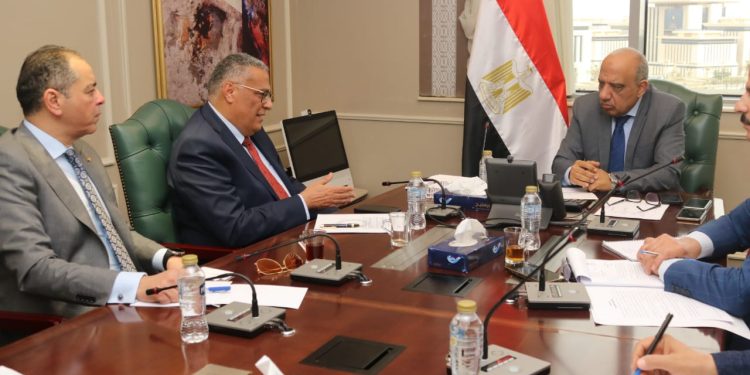 وزير الكهرباء يبحث مع رئيس المنطقة الاقتصادية للمثلث الذهبي فرص الاستثمار وتوفير التغذية الكهربائية اللازمة للتنمية واستغلال الموارد