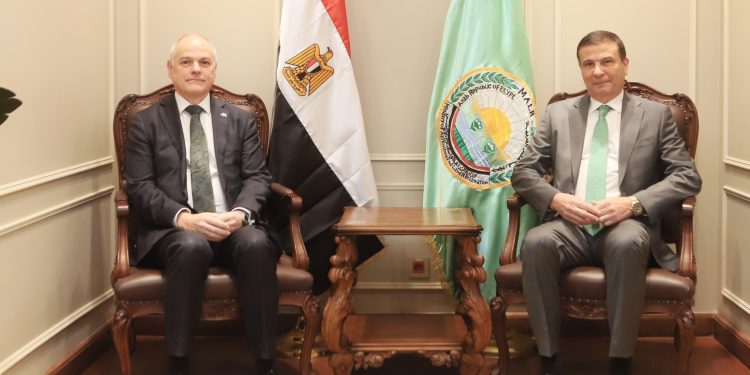 وزير الزراعة وسفير استراليا يبحثان تعزيز التعاون فى التبادل التجاري والثروة الحيوانية ونظم الري الحديث