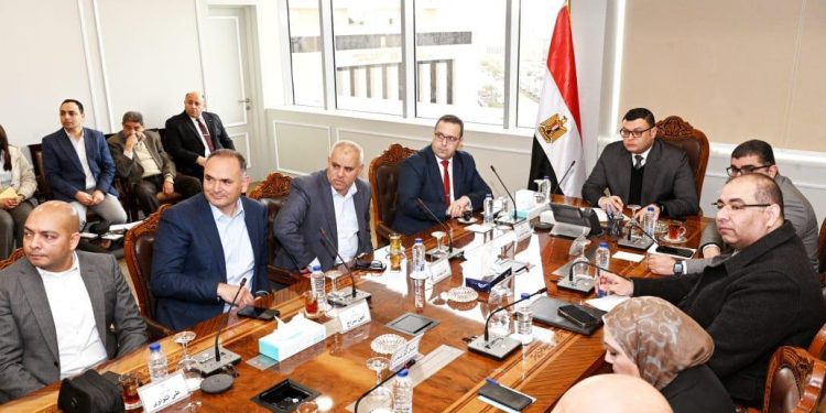 في اجتماعه مع مسئولي شركة «فاوندرز»: وزير الإسكان يستعرض عددا من الفرص الاستثمارية والخطة الترويجية لأحد المشروعات بالعاصمة الإدارية الجديدة