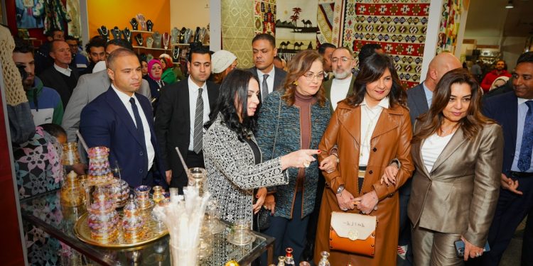 يقام تحت شعار «مصر بتتكلم حرفى» .. وزيرة التضامن الاجتماعي تفتتح معرض «ديارنا للحرف اليدوية والتراثية»