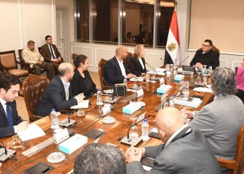 وزير الإسكان يبحث مع مسئولي البنك الأوروبي لإعادة الإعمار والتنمية سبل تعزيز التعاون المشترك