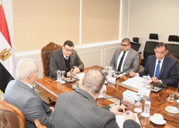 وزير الإسكان يلتقي مسئولى الشركة «الوطنية لإنشاء وتنمية وادارة الطرق» لمناقشة تعظيم الاستفادة من إعلانات الطرق والمحاور بعدد من المدن الجديدة