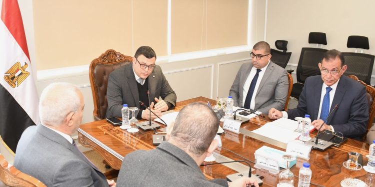 وزير الإسكان يلتقي مسئولى الشركة «الوطنية لإنشاء وتنمية وادارة الطرق» لمناقشة تعظيم الاستفادة من إعلانات الطرق والمحاور بعدد من المدن الجديدة