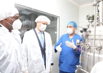 عقب مباحثاته مع فخامة الرئيس السيسي وحضور المنتدى المصرى الزامبى: رئيس زامبيا يتفقد معهد الامصال واللقاحات البيطرية بوزارة الزراعة ويوجه بالاستفادة من الخبرة المصرية في هذا المجال