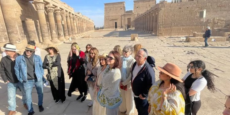 عظمة الأجداد.. معابد أسوان والأقصر تجذب فنانات 13 دولة عربية وأجنبية