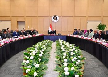 وزير الصناعة يترأس الاجتماع الثاني للجنة المعنية بوضع حلول لمشاكل ومعوقات صناعة الأدوية في مصر ويبحث مع ممثلي قطاع مستحضرات التجميل تحديات القطاع وسبل التغلب عليها