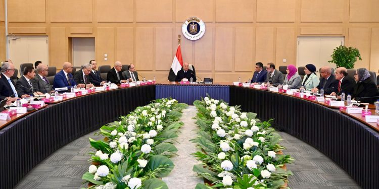 وزير الصناعة يترأس الاجتماع الثاني للجنة المعنية بوضع حلول لمشاكل ومعوقات صناعة الأدوية في مصر ويبحث مع ممثلي قطاع مستحضرات التجميل تحديات القطاع وسبل التغلب عليها