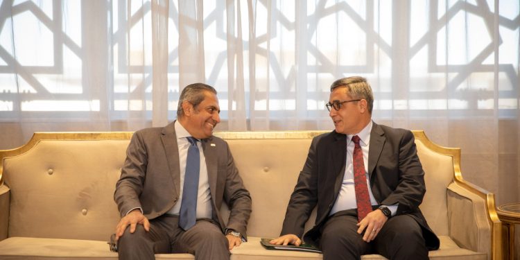 العاصمة الإدارية» و «السفارة الجزائرية» بالقاهرة توقعان عقد بيع قطعتي أرض لبناء المقر الجديد للسفارة بالحي الدبلوماسي 