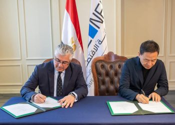 باستثمارات 28 مليون دولار .. رئيس اقتصادية قناة السويس يُوقع مشروعين جديدين بالقنطرة غرب الصناعية لصناعات المنسوجات