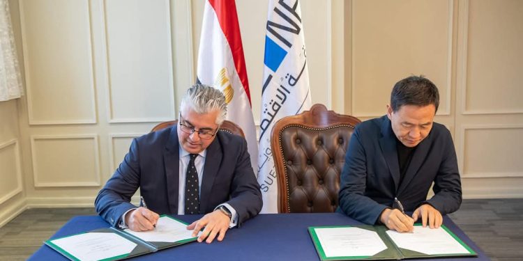 باستثمارات 28 مليون دولار .. رئيس اقتصادية قناة السويس يُوقع مشروعين جديدين بالقنطرة غرب الصناعية لصناعات المنسوجات