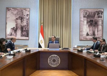 رئيس الوزراء يستعرض مع وزيري الكهرباء والاستثمار عددا من ملفات العمل المشتركة