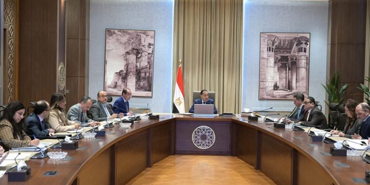 رئيس الوزراء يستعرض موقف منظومة تداول الأقطان .. ويوجه بسرعة سداد مستحقات المزارعين